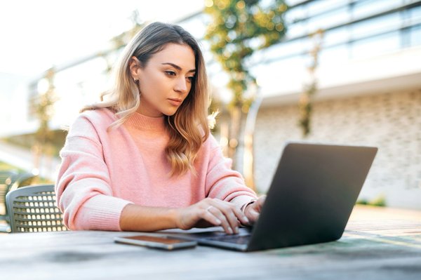 Qu'est-ce qu'une agence de développement web et pourquoi en choisir une ?